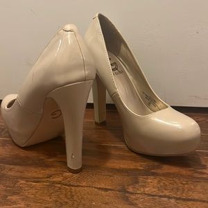 Guess nude heels, size 6
